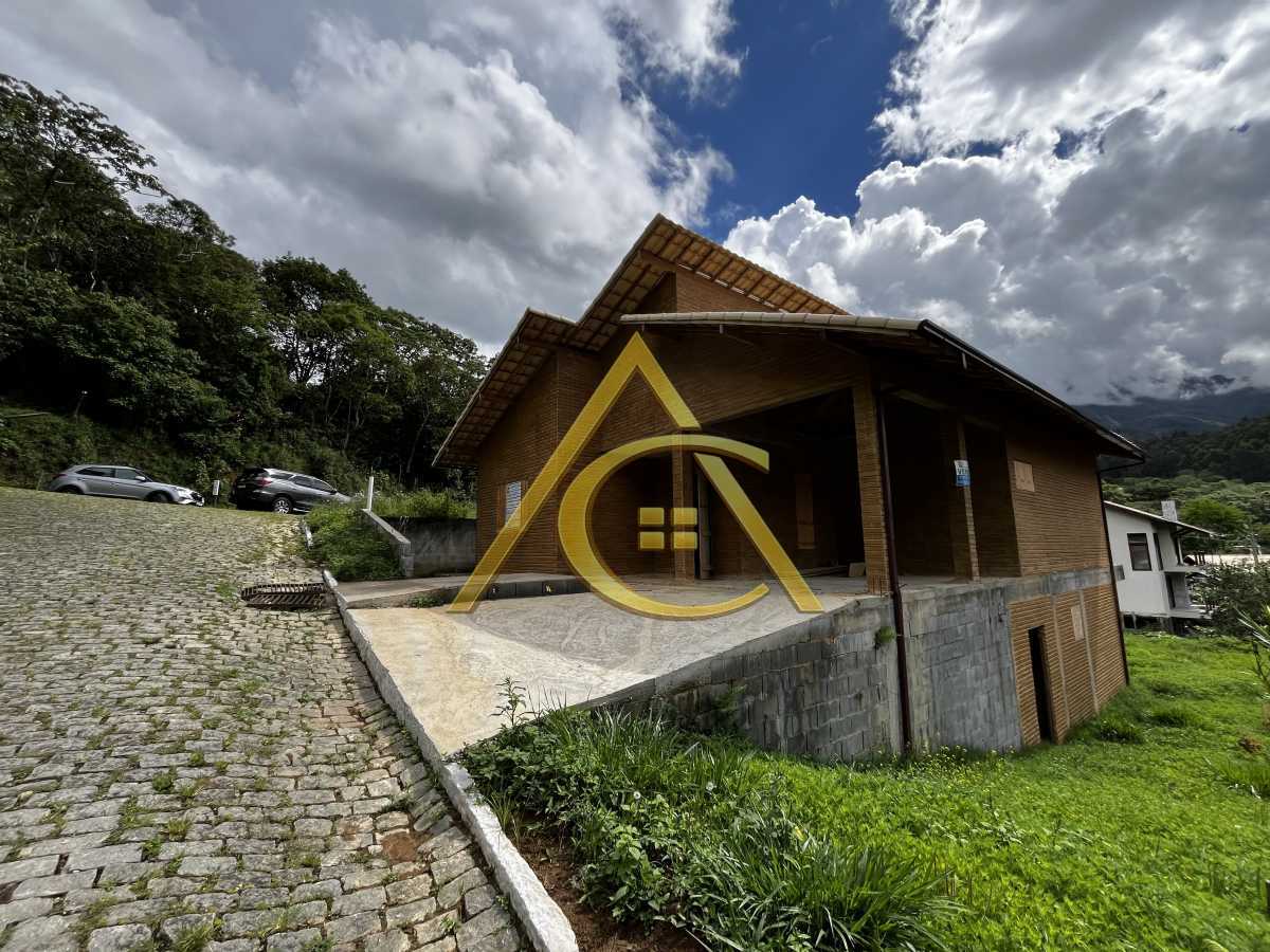 Duas Casas Novas à Venda em Condomínio Exclusivo no Cônego | 5 Suítes, 417 m² e Vista para as Montanhas