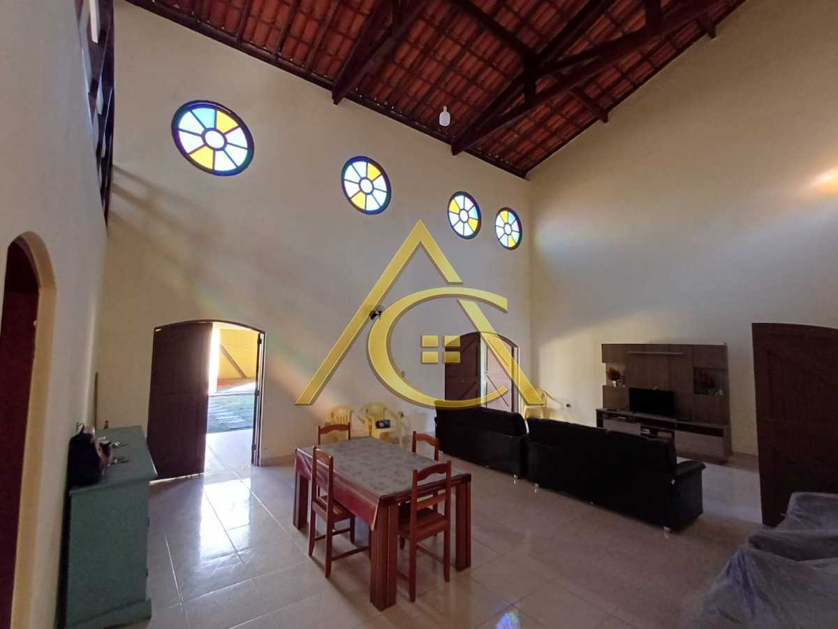 Casa Duplex à Venda na Praia Linda | 4 Quartos, Vista para a Lagoa e a Poucos Passos da Água