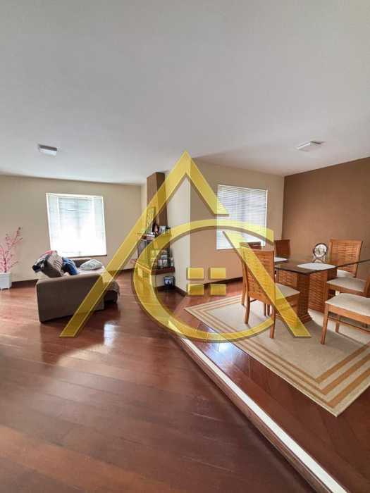 Casa 4 quartos à venda  Vargem Grande, Nova Friburgo - R$ 2.200.000