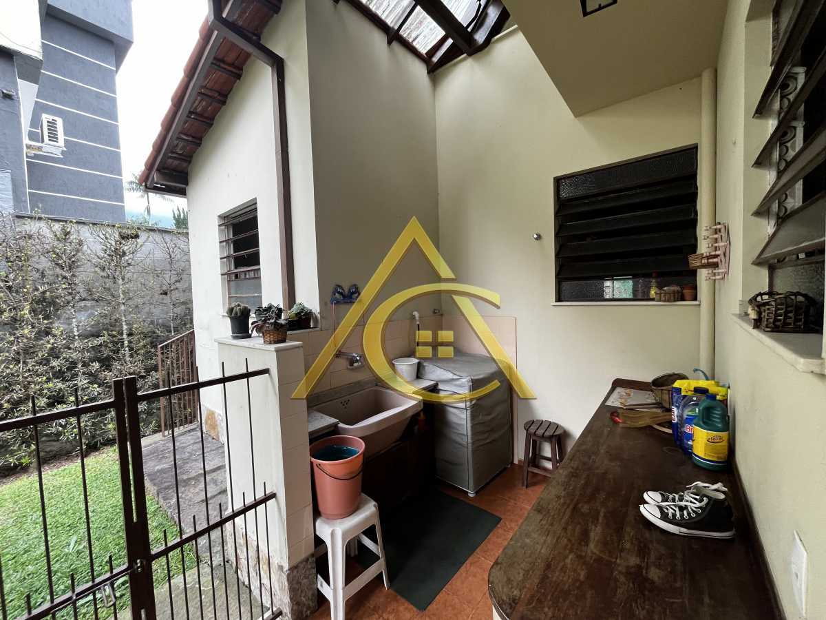 Casa 4 quartos à venda  Cônego, Nova Friburgo - R$ 1.100.000
