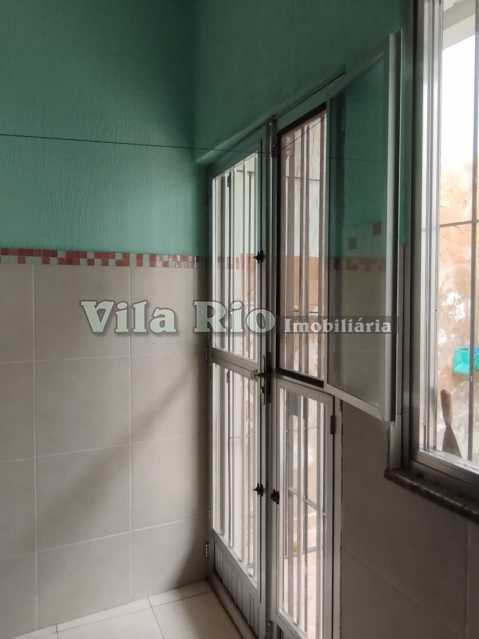Conheça 17porta area. do imóvel - Excelente casa de fundos com quintal, 2 quartos sendo 1 suíte. - VCA20132 - 17 17porta area. - 17