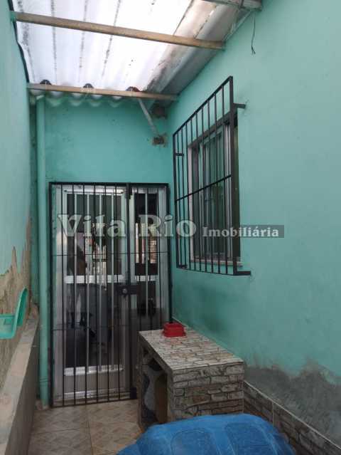 Conheça 27area externa .... do imóvel - Excelente casa de fundos com quintal, 2 quartos sendo 1 suíte. - VCA20132 - 27 27area externa .... - 27