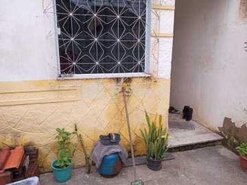 CLIQUE E CONFIRA! - Casa com 02 quartos, garagem e quintal, em Bento Ribeiro, rua Divisória. - VVCA20361