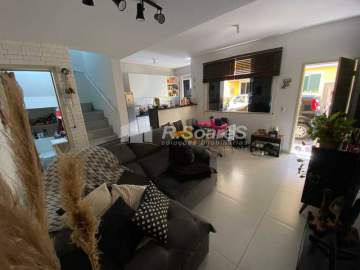 CLIQUE E CONFIRA! - Casa em condomínio semi luxo, com 2 suites garagem em Bento Ribeiro. - VVCN20206