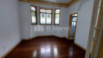 Casa Clássica Reformada com Terraço Amplo e Silenciosa - BRCA20010