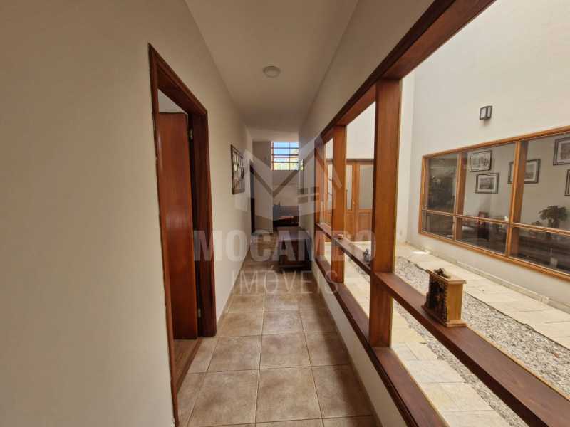 Conheça Corredor e jardim de inverno do imóvel - Casa em Condomínio 5 quartos à venda Itatiba,SP Jardim das Laranjeiras - R$ 1.980.000 - FCCN50075 - 8 Corredor e jardim de inverno - 8