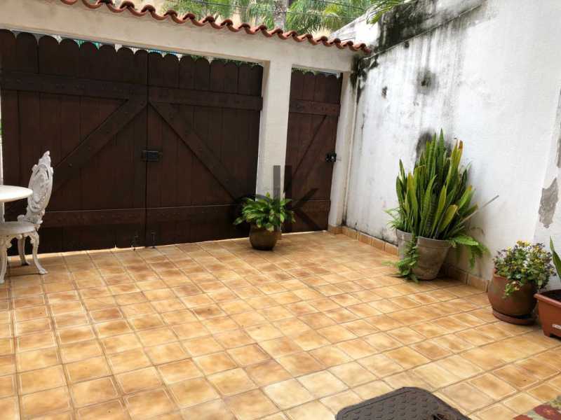 EDK VENDE -  CASA TRIPLEX - BARRA DA TIJUCA - RJ