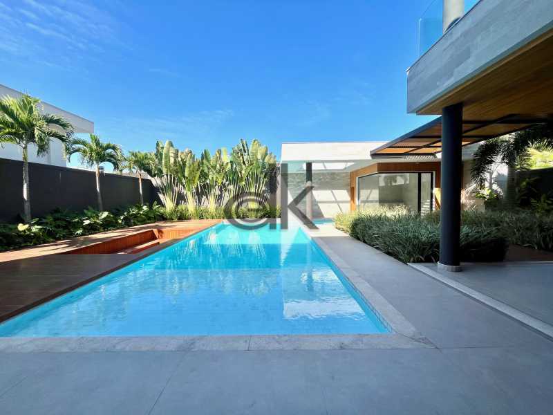 EDK VENDE - MARAVILHOSA CASA - CONDOMÍNIO MALIBÚ COM SUÍTES - BARRA DA TIJUCA -RJ