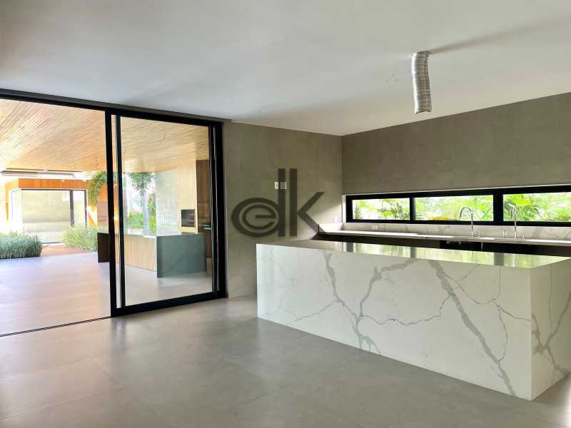 EDK VENDE - MARAVILHOSA CASA - CONDOMÍNIO MALIBÚ COM SUÍTES - BARRA DA TIJUCA -RJ