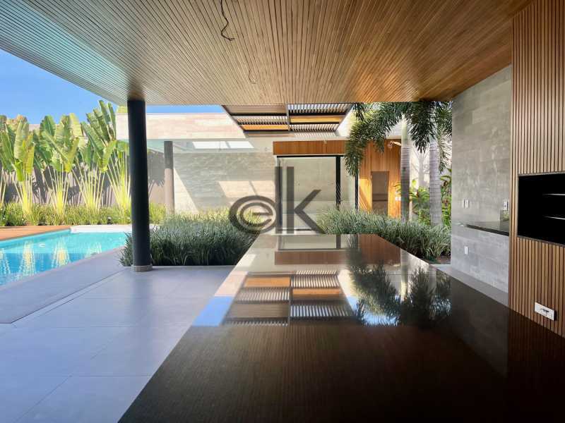 EDK VENDE - MARAVILHOSA CASA - CONDOMÍNIO MALIBÚ COM SUÍTES - BARRA DA TIJUCA -RJ