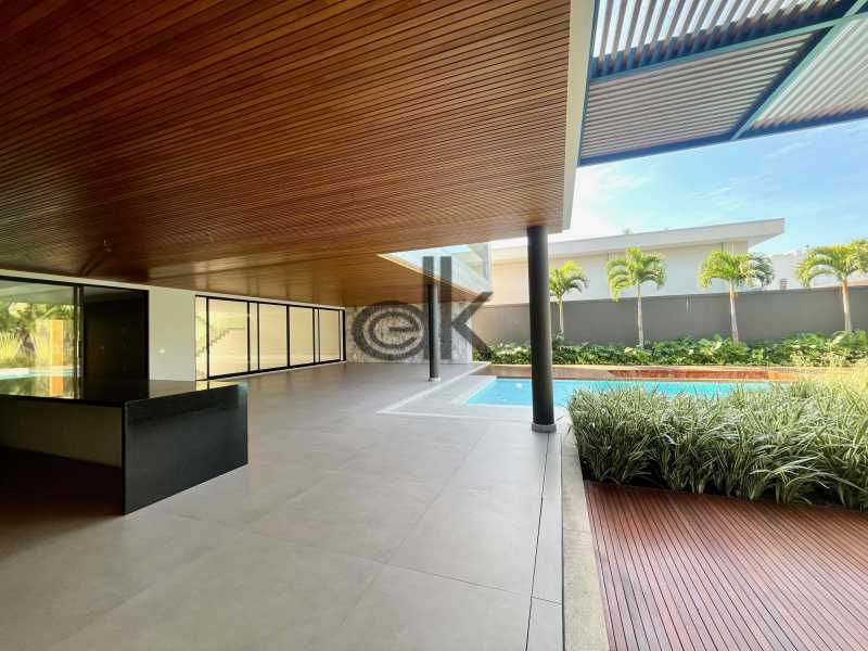 EDK VENDE - MARAVILHOSA CASA - CONDOMÍNIO MALIBÚ COM SUÍTES - BARRA DA TIJUCA -RJ
