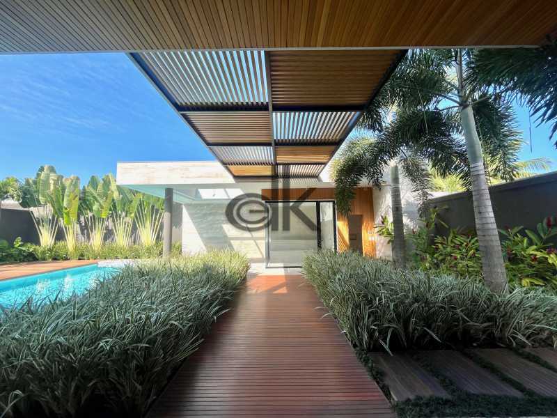 EDK VENDE - MARAVILHOSA CASA - CONDOMÍNIO MALIBÚ COM SUÍTES - BARRA DA TIJUCA -RJ