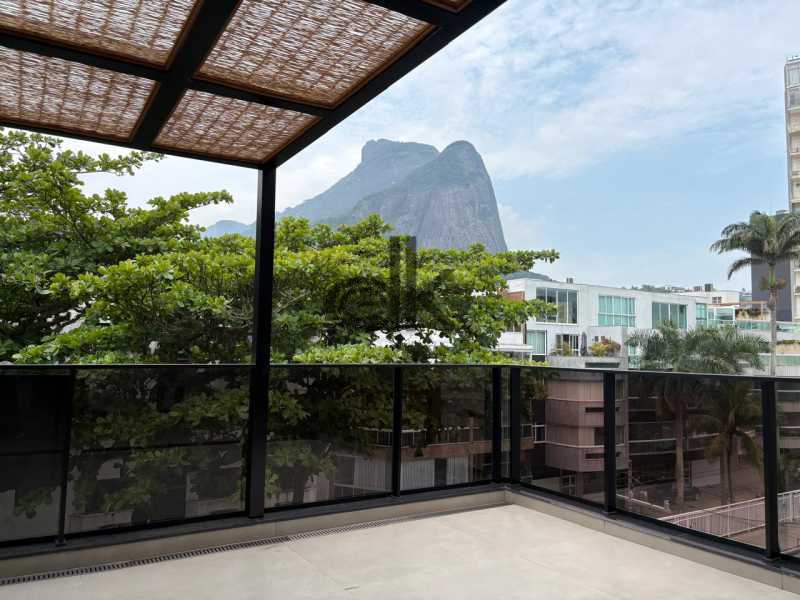 PRÓXIMA À PRAIA - EDK VENDE - COBERT. DUPLEX COM SUÍTES - JARDIM OCEÂNICO - BARRA DA TIJUCA - RJ - 1130
