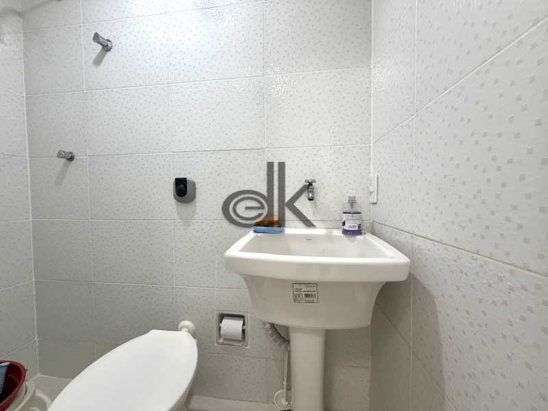 Conheça BANHEIRO FUNCIONÁRIO. do imóvel - Edk vende - Jardim Oceânico - 4 qtos rua nobre - 1223 - 28 BANHEIRO FUNCIONÁRIO. - 28