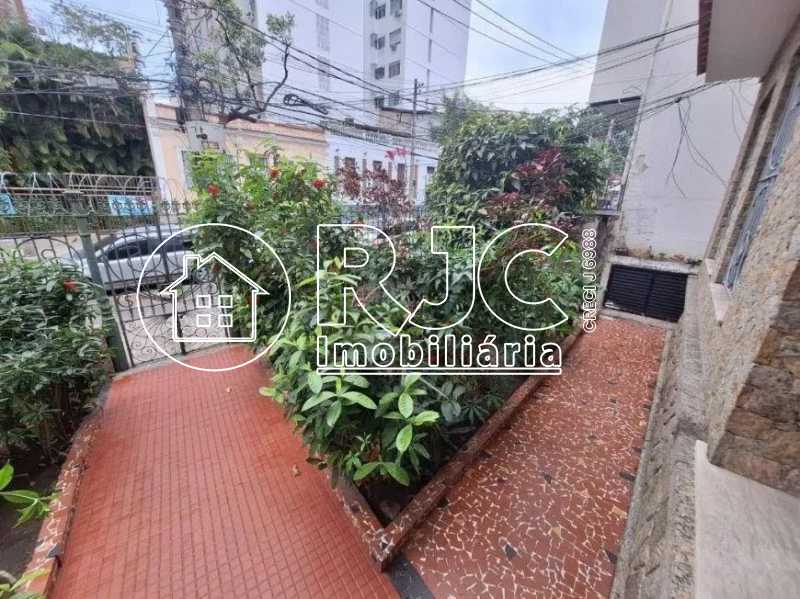 casa-com-8-quartos-a-venda-403 - 1