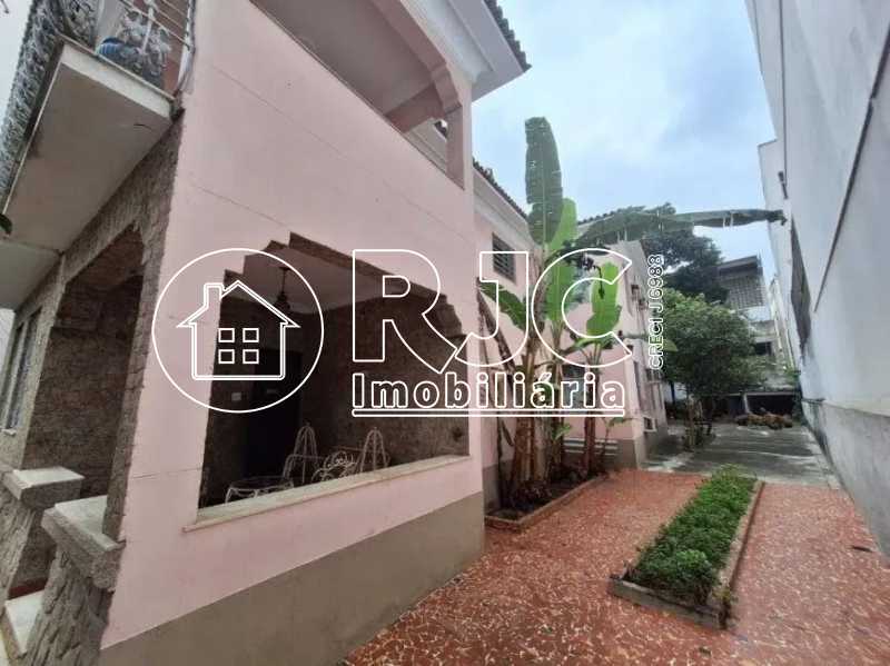 casa-com-8-quartos-a-venda-403 - 2