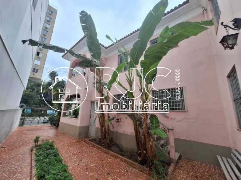 casa-com-8-quartos-a-venda-403 - 3